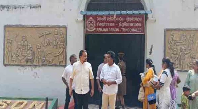 தேரர்களை பார்வையிட திருகோணமலை சிறைக்கு சென்ற விமல் வீரவன்ச