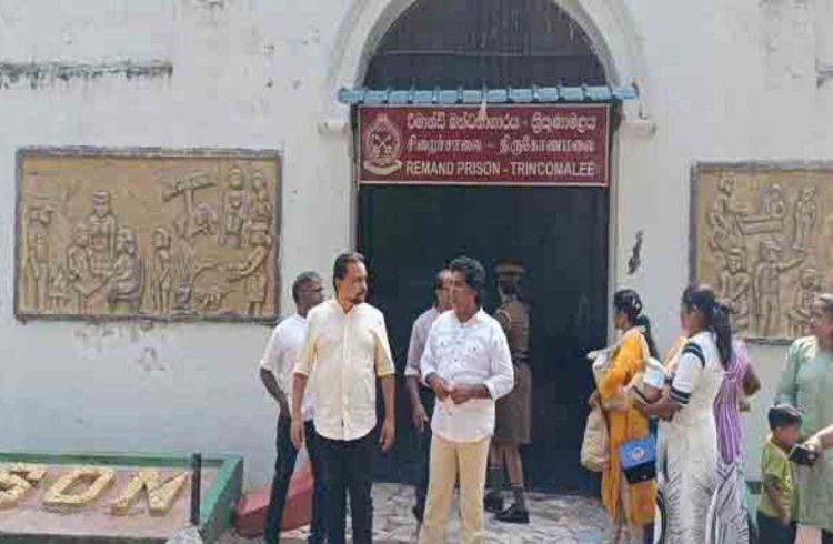 தேரர்களை பார்வையிட திருகோணமலை சிறைக்கு சென்ற விமல் வீரவன்ச