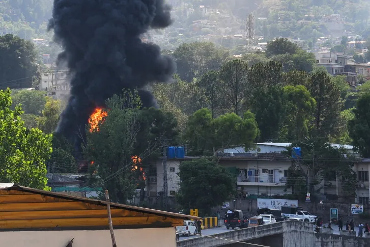 ஆக்கிரமிப்பு காஷ்மீரில் பாகிஸ்தான் ராணுவம் மீண்டும் துப்பாக்கிச் சூடு: 16 பேர் உயிரிழப்பு – 2 நாட்களில் 46 பலி