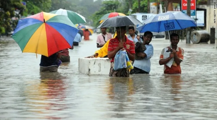 இலங்கையில் சீரற்ற காலநிலை: 13 மாவட்டங்களில் 2,100 க்கும் மேற்பட்டோர் பாதிப்பு; இருவர் பலி