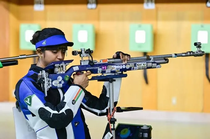 ஆசிய விளையாட்டு 2026: துப்பாக்கிச் சுடுதலில் இந்திய வீராங்கனை இளவேனில் வாலறிவன் இரட்டை வெள்ளி வென்று சாதனை